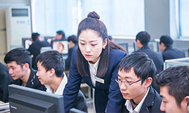 软件开发实训中心认真上课的学生