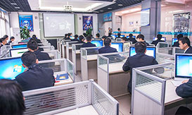 软件实训室上课的学生一角