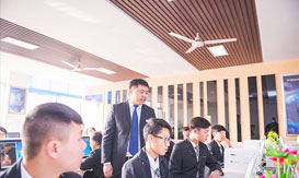 认真上软件课的学生