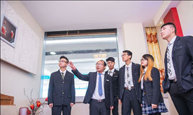 老师现场指导同学