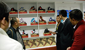 创业班学生向成都市教育局领导介绍项目