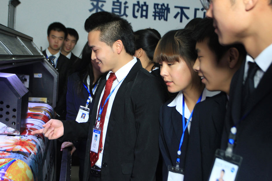 老师正在指导学生实际操作四