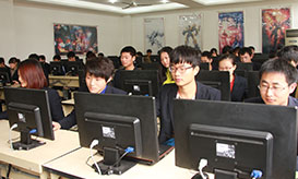 同学们全神贯注地做项目