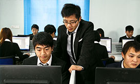 老师指导学生完成项目实训