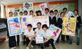 学生与他们的作品合影