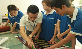 老师与学生一起完成海报制作