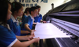 同学们用喷绘机打印出自己的设计作品