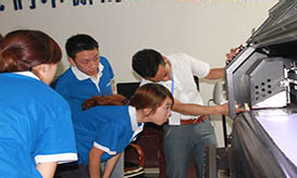 老师指导学生喷绘机操作方法