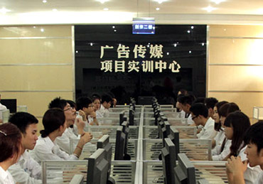 四川新华电脑学院广告传媒项目实训室