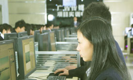 老师与学生一起完成海报制作