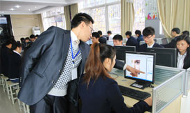 同学们用喷绘机打印出自己的设计作品