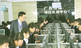 老师指导学生喷绘机操作方法