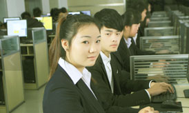 老师指导学生条幅机的使用方法