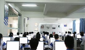 网络工程实训中心认真上课的学生