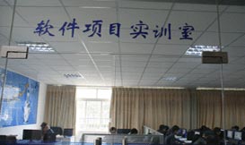 网络工程实训室上课的学生一角