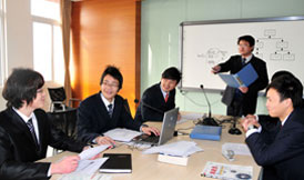 软件技术实训中心认真上课的学生