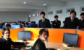 在项目实训中心可容纳十个项目组同时进行项目